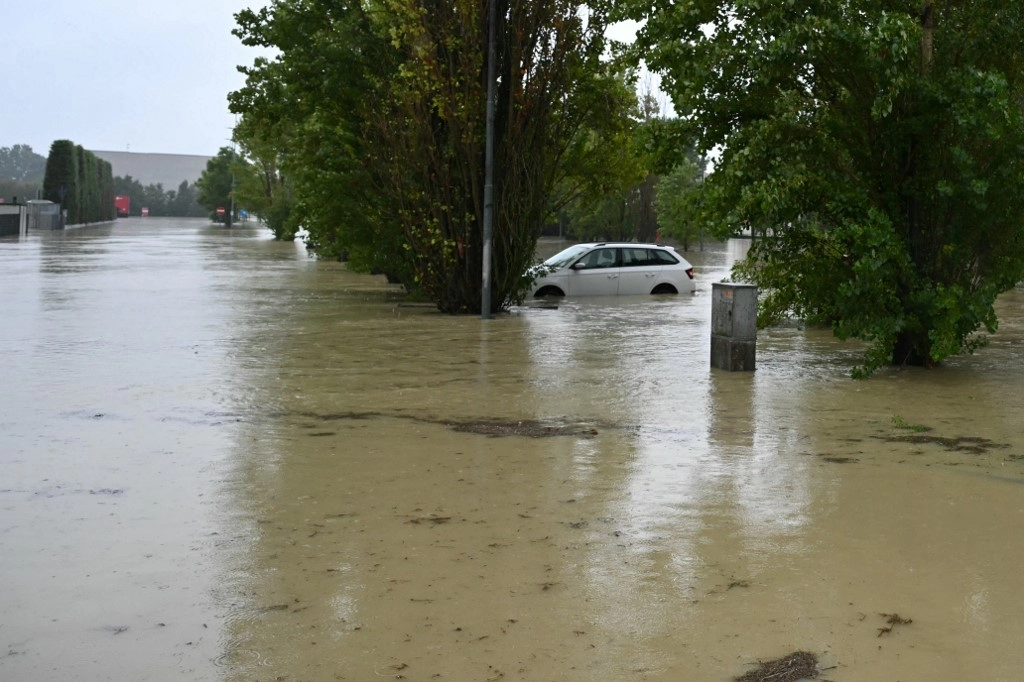 Jaka oluja pogodila Siciliju: Rijeke se izlile iz korita, bujica nosila automobile u more